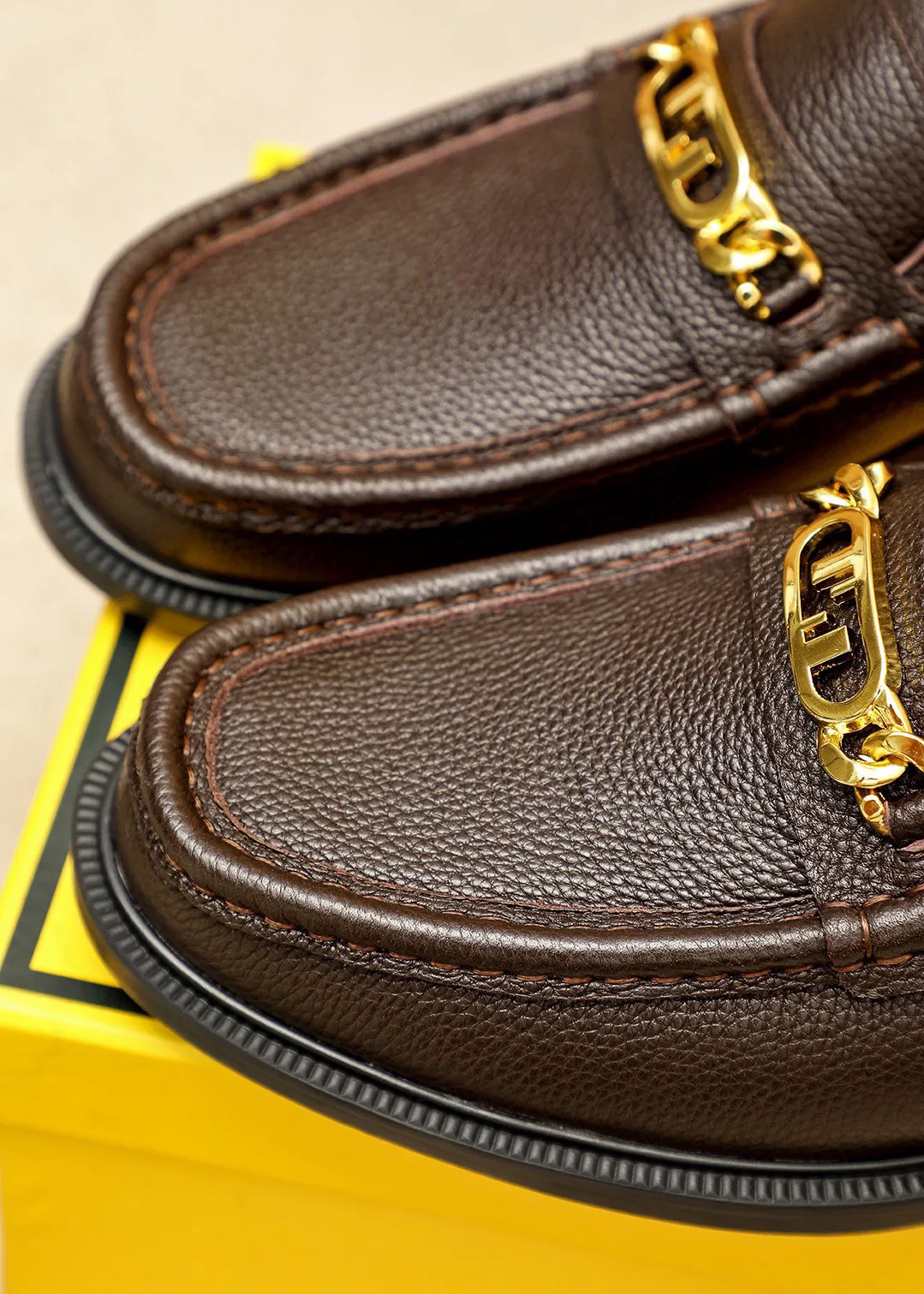 Men's shoes 💰460 💐 Product trademark: FENDI [Fendi] casual leather shoes Regular size: 38-44 (45🉑️customized) Product materials: Selected imported first-layer pebbled cowhide leather upper + luxury hardware buckle, imported cowhide lining. Strong three-dimensional visual effect, rubber outsole Color: 3⃣️colors available